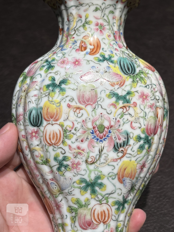 清乾隆 粉彩瑞果花蝶纹瓜棱壁瓶 - 图12